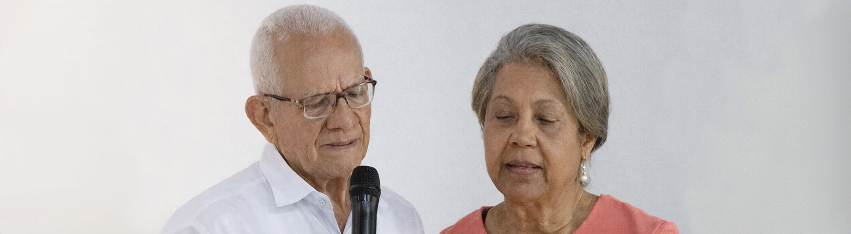 Líderes de la iglesia compartiendo la Palabra